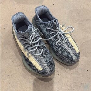 Yeezy v2 Stylish Gray and cream Sneakers